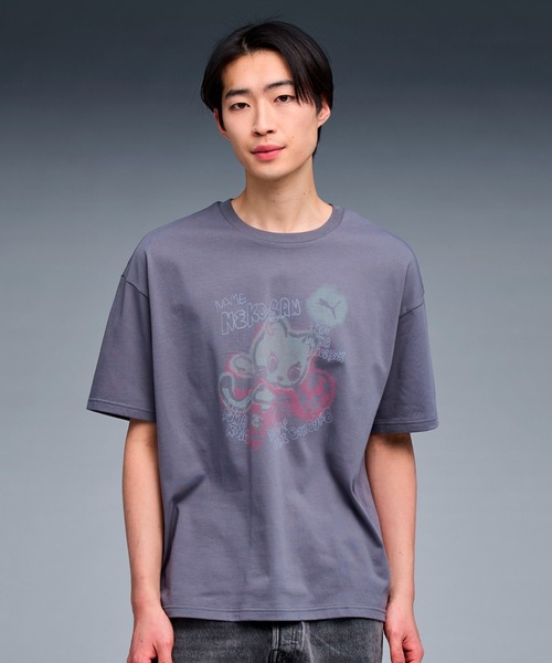 PUMA（プーマ）の「PUMA プーマ ユニセックス NEKO-san スケッチ グラフィック MX 半袖 Tシャツ（Tシャツ/カットソー・メンズ・グレー系その他/ダークグレー・X-LARGE/LARGE/SMALL/MEDIUM/XX-LARGE）」の2枚目の写真