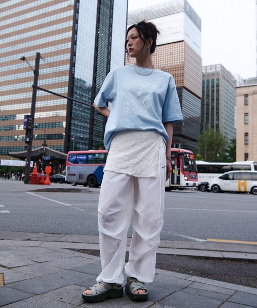 NIKE(ナイキ)の「ナイキ スポーツウェア ウィメンズ オーバーサイズド Tシャツ / Nike Sportswear Women's Oversized T-Shirt IR6969-407 Hydrogen Blue(Tシャツ/カットソー・レディース・クリアブルー・XS/XL/M/L/S)」の2枚目の写真