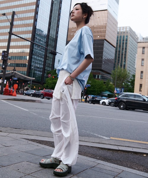 NIKE(ナイキ)の「ナイキ スポーツウェア ウィメンズ オーバーサイズド Tシャツ / Nike Sportswear Women's Oversized T-Shirt IR6969-407 Hydrogen Blue(Tシャツ/カットソー・レディース・クリアブルー・XS/XL/M/L/S)」の3枚目の写真