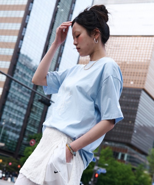NIKE(ナイキ)の「ナイキ スポーツウェア ウィメンズ オーバーサイズド Tシャツ / Nike Sportswear Women's Oversized T-Shirt IR6969-407 Hydrogen Blue(Tシャツ/カットソー・レディース・クリアブルー・XS/XL/M/L/S)」の5枚目の写真