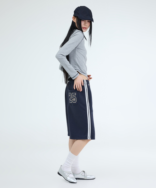 PORTERNA(ポルテナ)の「TRACK LINE BERMUDA SWEAT SHORTS-2COLOR(その他パンツ・レディース・ネイビー/ホワイト・OS)」の4枚目の写真