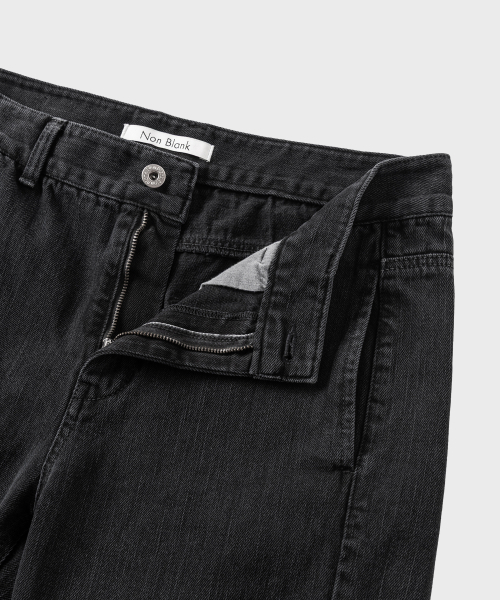 NONBLANK（ノンブランク）の「ガーメントダイカーブデニムパンツ_DARK GREY（デニムパンツ・メンズ・グレー・MEDIUM/LARGE/X-LARGE）」の5枚目の写真