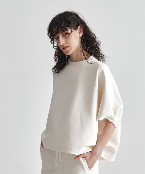 COGTHEBIGSMOKE（コグザビッグスモーク）の「【COGTHEBIGSMOKE/コグザビッグスモーク】HELLEN PENTAGON TOP/スウェットトップス（Tシャツ/カットソー・レディース・ブラック/グレー/オフホワイト・1）」の2枚目の写真