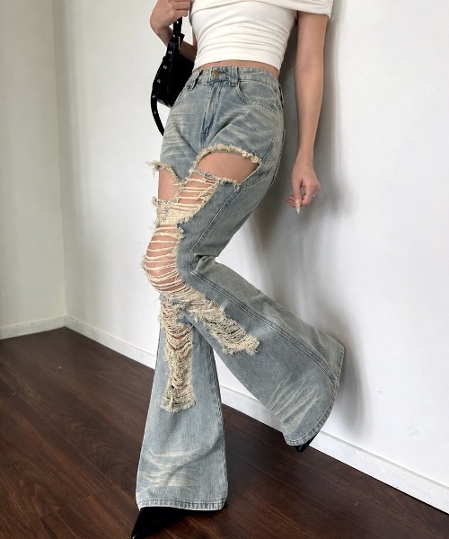 SHEENA(シーナ)の「カットアウトハイダメージデニムフレアパンツ(デニムパンツ・レディース・ライトブルー・L/M/S)」の1枚目の写真