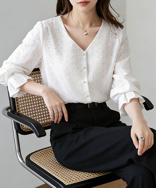 Doux Belle(ドゥーベル)の「Vネックレースブラウス(シャツ/ブラウス・レディース・ホワイト・X-LARGE/LARGE/MEDIUM)」の7枚目の写真