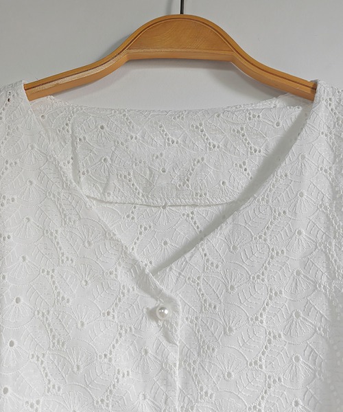 Doux Belle(ドゥーベル)の「Vネックレースブラウス(シャツ/ブラウス・レディース・ホワイト・X-LARGE/LARGE/MEDIUM)」の10枚目の写真