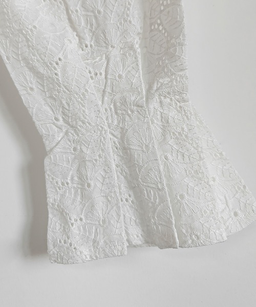 Doux Belle(ドゥーベル)の「Vネックレースブラウス(シャツ/ブラウス・レディース・ホワイト・X-LARGE/LARGE/MEDIUM)」の2枚目の写真