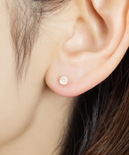 TAKE-UP（テイクアップ）の「[ セカンドピアス]K18 ムーンストーンピアス(4mm)（ピアス（両耳用）・レディース・イエローゴールド・FREE）」の6枚目の写真