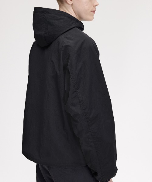 FRED PERRY(フレッドペリー)の「【先行予約受付中】Oversized Hooded Shell Jacket/オーバーサイズフードシェルジャケット(ブルゾン・メンズ・ブラック・L/S/M)」の8枚目の写真