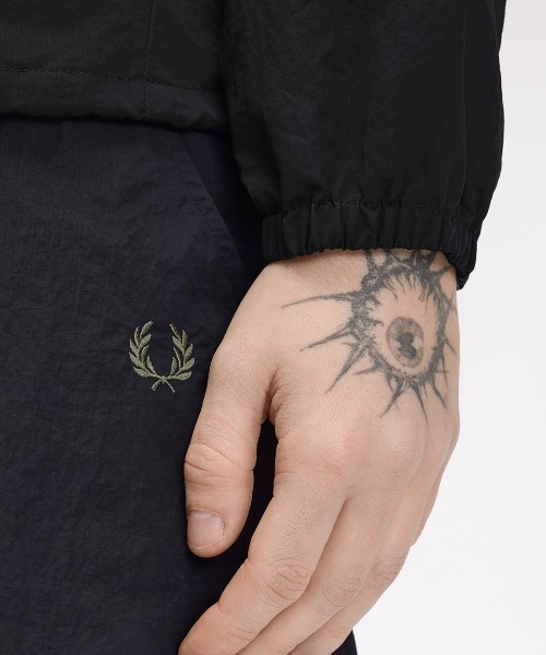 FRED PERRY(フレッドペリー)の「【先行予約受付中】Oversized Hooded Shell Jacket/オーバーサイズフードシェルジャケット(ブルゾン・メンズ・ブラック・L/S/M)」の2枚目の写真