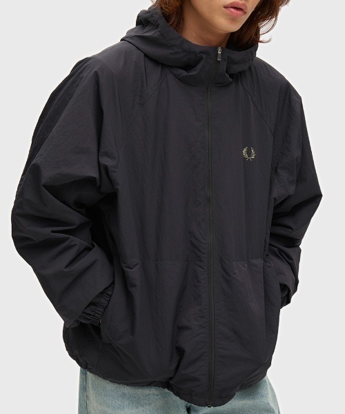 FRED PERRY(フレッドペリー)の「【先行予約受付中】Oversized Hooded Shell Jacket/オーバーサイズフードシェルジャケット(ブルゾン・メンズ・ブラック・L/S/M)」の11枚目の写真