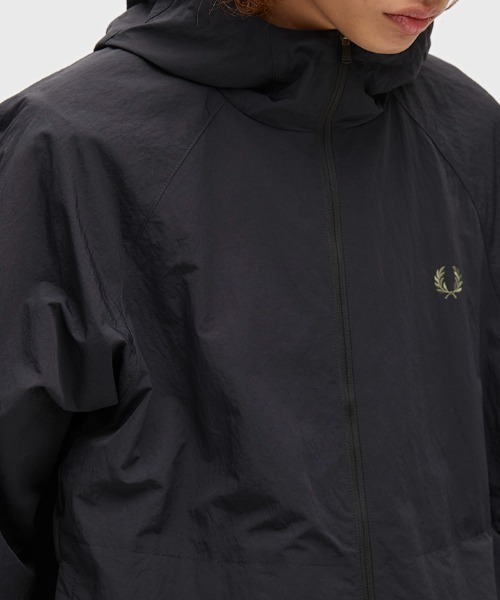FRED PERRY(フレッドペリー)の「【先行予約受付中】Oversized Hooded Shell Jacket/オーバーサイズフードシェルジャケット(ブルゾン・メンズ・ブラック・L/S/M)」の12枚目の写真