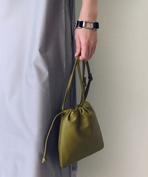 OVHEE（オヴェイ）の「ヌアミニクロスバッグ Nua Mini Cross Bag（メッセンジャーバッグ・レディース・オリーブ/アイボリー・FREE）」の7枚目の写真