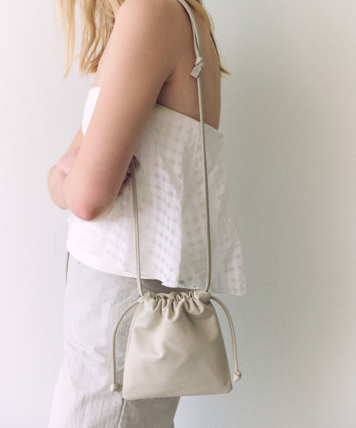 OVHEE（オヴェイ）の「ヌアミニクロスバッグ Nua Mini Cross Bag（メッセンジャーバッグ・レディース・オリーブ/アイボリー・FREE）」の8枚目の写真