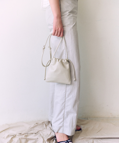 OVHEE（オヴェイ）の「ヌアミニクロスバッグ Nua Mini Cross Bag（メッセンジャーバッグ・レディース・オリーブ/アイボリー・FREE）」の13枚目の写真