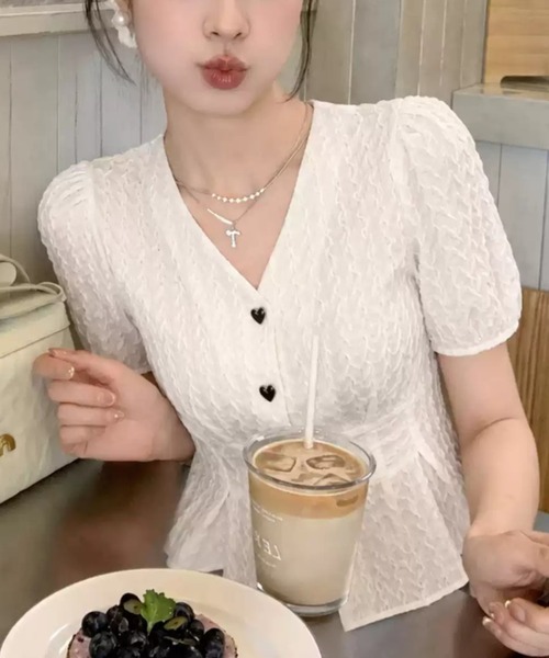 LUCPY(ラクピー)の「ハートボタンジャガードペプラムブラウス(シャツ/ブラウス・レディース・ホワイト・LARGE/MEDIUM/SMALL)」の2枚目の写真