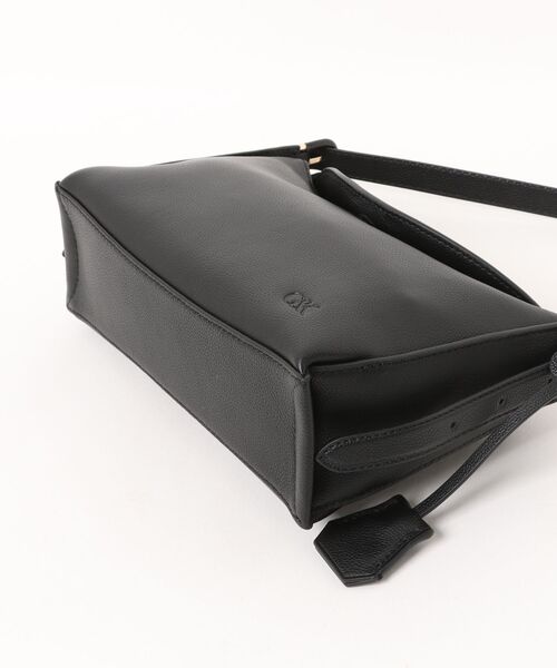 CHARLES & KEITH(チャールズ & キース)の「【本革】レザー トップフラップ ホーボーバッグ(ショルダーバッグ・レディース・ブラック・S)」の5枚目の写真