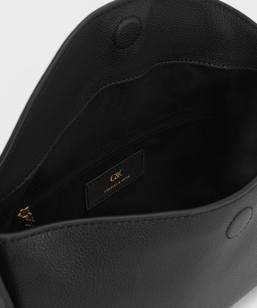 CHARLES & KEITH(チャールズ & キース)の「【本革】レザー トップフラップ ホーボーバッグ(ショルダーバッグ・レディース・ブラック・S)」の3枚目の写真