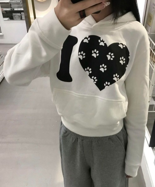 ViViDAY(ビビデー)の「猫モチーフinハートロゴプリントショートパーカー(パーカー・レディース・ホワイト・M)」の1枚目の写真