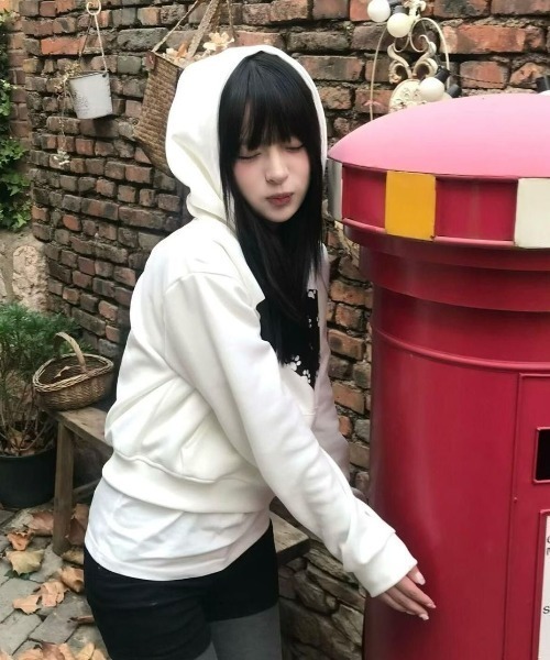 ViViDAY(ビビデー)の「猫モチーフinハートロゴプリントショートパーカー(パーカー・レディース・ホワイト・M)」の7枚目の写真