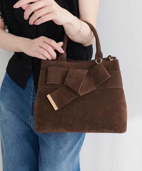 natural couture(ナチュラルクチュール)の「スエードリボンアイコンバッグ(ハンドバッグ・レディース・ベージュ/チャコールグレー/ボルドー/ブラウン・FREE)」の3枚目の写真