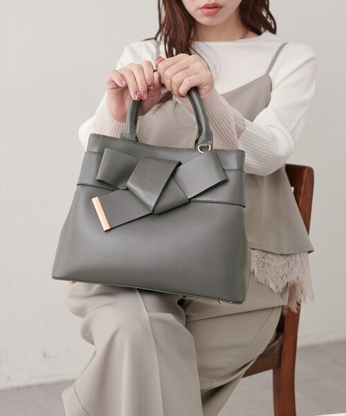 natural couture(ナチュラルクチュール)の「スエードリボンアイコンバッグ(ハンドバッグ・レディース・ベージュ/チャコールグレー/ボルドー/ブラウン・FREE)」の6枚目の写真