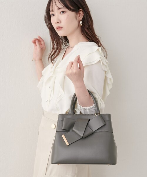 natural couture(ナチュラルクチュール)の「スエードリボンアイコンバッグ(ハンドバッグ・レディース・ベージュ/チャコールグレー/ボルドー/ブラウン・FREE)」の8枚目の写真