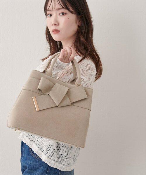 natural couture(ナチュラルクチュール)の「スエードリボンアイコンバッグ(ハンドバッグ・レディース・ベージュ/チャコールグレー/ボルドー/ブラウン・FREE)」の10枚目の写真