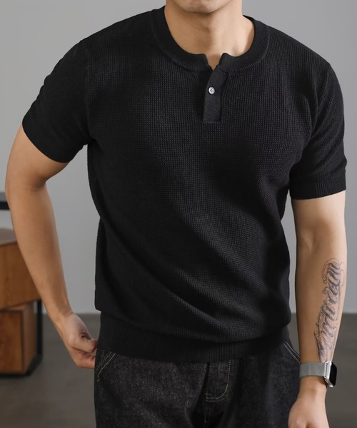 FreeZone(フリーゾーン)の「ワッフル編みヘンリーネック半袖サマーニット/メンズ(Tシャツ/カットソー・メンズ・グレー/ブラック/ホワイト・F)」の2枚目の写真