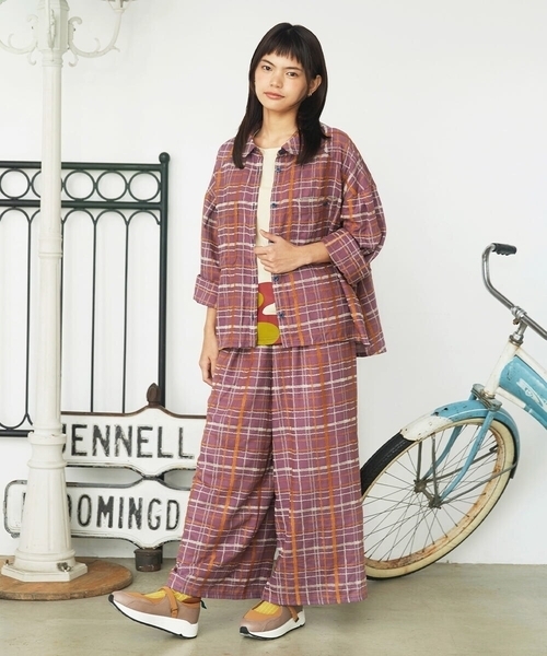 Jocomomola(ホコモモラ)の「Trazo チェック柄刺繍ワイドパンツ(その他パンツ・レディース・パープル/ブルー・40)」の7枚目の写真