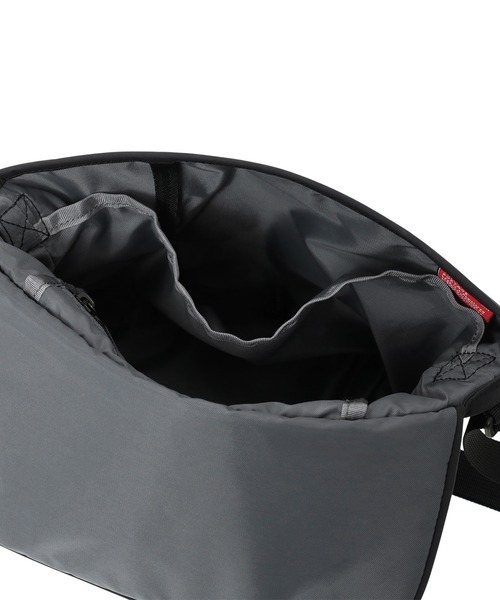 Manhattan Portage（マンハッタンポーテージ）の「NYLON MESSENGER BAG (XS) BP W/DIV MGNT TUSSAH PVC NEUES（メッセンジャーバッグ・メンズ・ブラック・X-SMALL）」の10枚目の写真