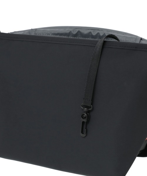 Manhattan Portage（マンハッタンポーテージ）の「NYLON MESSENGER BAG (XS) BP W/DIV MGNT TUSSAH PVC NEUES（メッセンジャーバッグ・メンズ・ブラック・X-SMALL）」の7枚目の写真