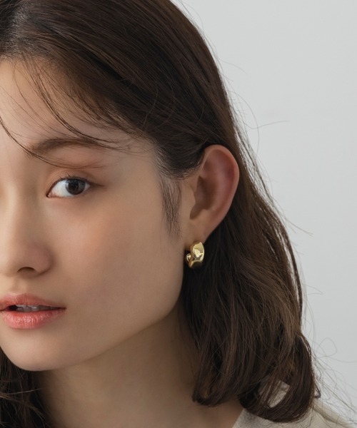 AJUGA.(アジュガ)の「ワイドカーブメタルピアス(ピアス(両耳用)・レディース・ゴールド・ONE SIZE)」の7枚目の写真
