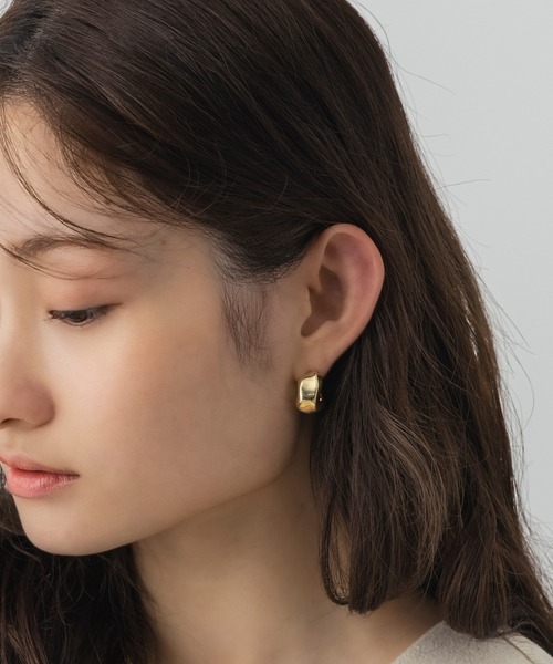 AJUGA.(アジュガ)の「ワイドカーブメタルピアス(ピアス(両耳用)・レディース・ゴールド・ONE SIZE)」の6枚目の写真