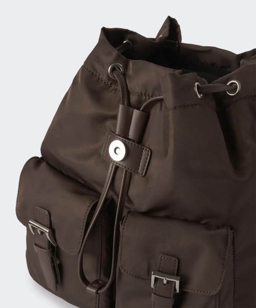 MUSINSA STANDARD WOMAN（ムシンサスタンダードウーマン）の「ウィメンズナイロンフラップミニバックパック[ブラウン]（バックパック/リュック・レディース・その他・F）」の4枚目の写真