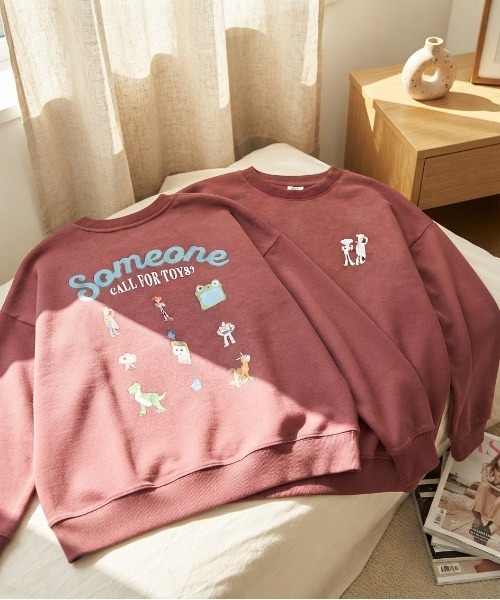 Disney(ディズニー)の「【DISNEY/ディズニー】トイ・ストーリー キャラクタープリント裏毛クルーネックスウェット(WIDEシルエット)(スウェット・レディース・ワインレッド/杢グレー/スミクロ/オートミール・LARGE/MEDIUM)」の4枚目の写真