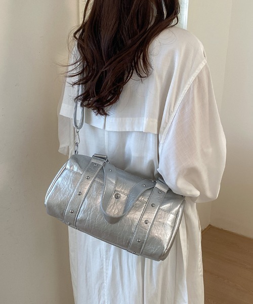 Alum'（アルム）の「【韓国風/Y2K】スタッデッドシリンダーボストンバッグ（ボストンバッグ・レディース・シルバー/ホワイト/ブラック/ブラウン・FREE）」の14枚目の写真