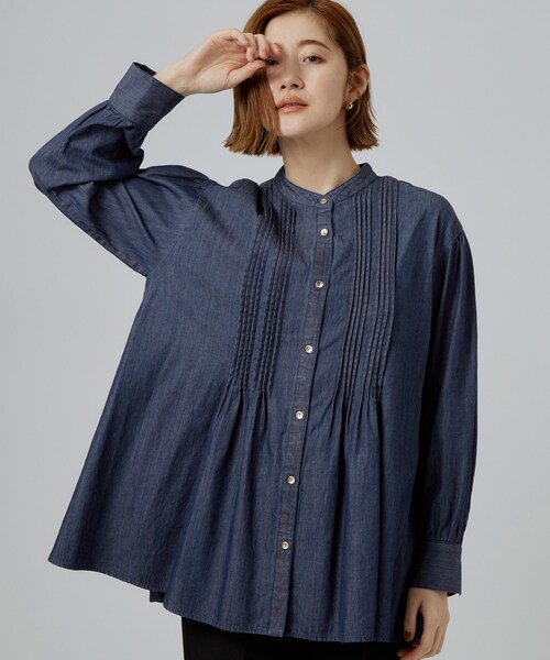 grove(グローブ)の「軽やかなデニムで、女性らしく ピンタックデニムダンガリーブラウス(シャツ/ブラウス・レディース・ネイビー/ブルー系その他・01/02/03/04/05)」の2枚目の写真