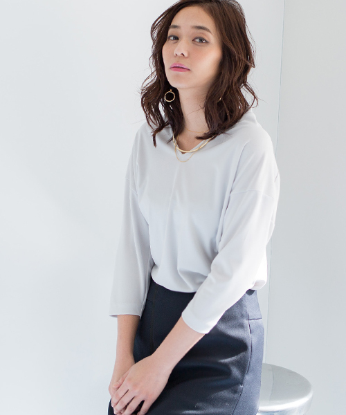 STUDIOUS（ステュディオス）の「Vネックスリットカットソー（Tシャツ/カットソー・レディース・ホワイト/ライトグレー/ピンク/ベージュ・FREE）」の2枚目の写真