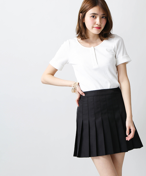 WEGO（ウィゴー）の「WEGO/無地プリーツミニスカート（スカート・レディース・ブラック/レッド/ホワイト/ネイビー/ホワイト系その他/ブラック系その他/ライム/ライトパープル/ピンク系その他/ブルー/ライトイエロー/サックスブルー/ライトピンク/ブルー系その他/レッド系その他/パープル系その他/ピンク・FREE）」の4枚目の写真