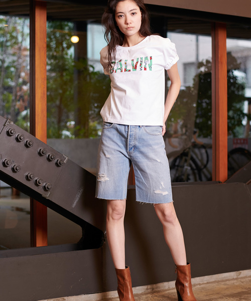 Calvin Klein Jeans(カルヴァンクラインジーンズ)の「ボーイショーツデニム(その他パンツ・レディース・ブルー・24inch/25inch/26inch/27inch/30inch)」の5枚目の写真