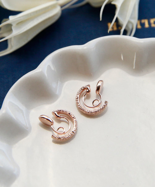 colleca la（コレカラ）の「miniループフィット・梨地フープイヤリング（イヤリング・レディース・シルバー/ゴールド/ピンクゴールド・ﾌﾘ-）」の3枚目の写真