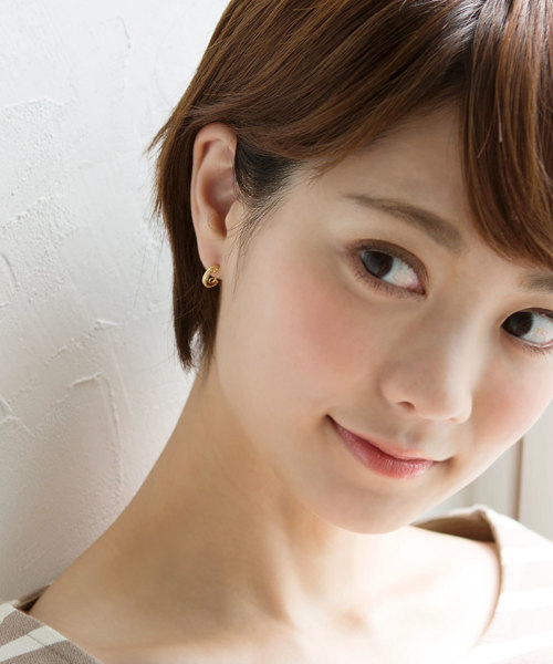 colleca la（コレカラ）の「miniループフィット・梨地フープイヤリング（イヤリング・レディース・シルバー/ゴールド/ピンクゴールド・ﾌﾘ-）」の6枚目の写真