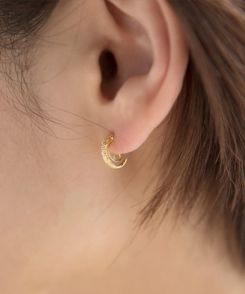 colleca la（コレカラ）の「miniループフィット・梨地フープイヤリング（イヤリング・レディース・シルバー/ゴールド/ピンクゴールド・ﾌﾘ-）」の9枚目の写真