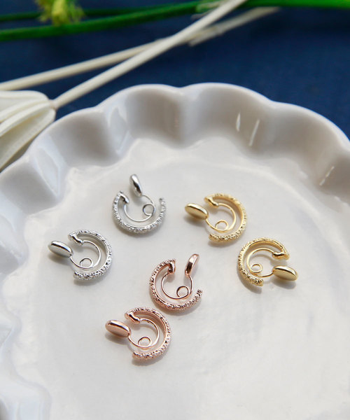 colleca la（コレカラ）の「miniループフィット・梨地フープイヤリング（イヤリング・レディース・シルバー/ゴールド/ピンクゴールド・ﾌﾘ-）」の8枚目の写真