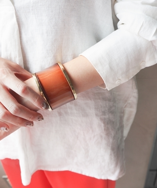 LAPUIS（ラピュイ）の「Clear Wide Bangle（バングル/リストバンド・レディース・ブラック/ブラウン/グリーン/クリア・FREE）」の3枚目の写真