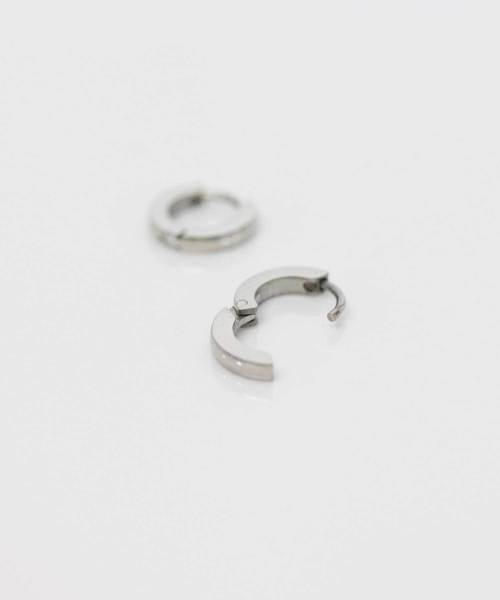 lily of the valley（リリーオブザバレイ）の「ステンレス製シンプル小ぶりフープピアス（ピアス（両耳用）・レディース・ゴールド/シルバー/ブラック・FREE）」の4枚目の写真