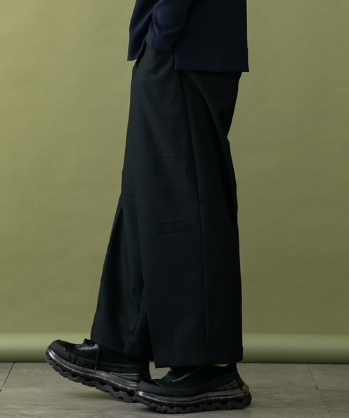 UNITED TOKYO(ユナイテッドトウキョウ)の「バレンシアギャバワイドパンツ(スラックス・メンズ・ブラウン系その他/ブラック/グリーン・1/2/3)」の2枚目の写真