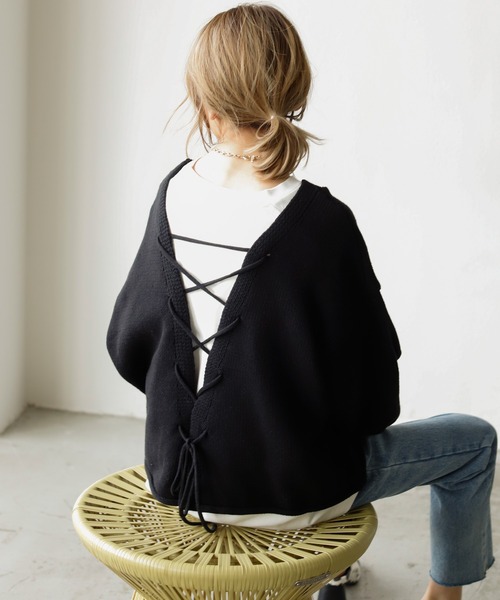 Auntie Rosa Holiday（アンティローザホリデー）の「【ざっくりとした後ろ姿が可愛い】 バックシャンレースアップクロップニット（ニット/セーター・レディース・ホワイト/ブラック/イエロー・FREE）」の3枚目の写真