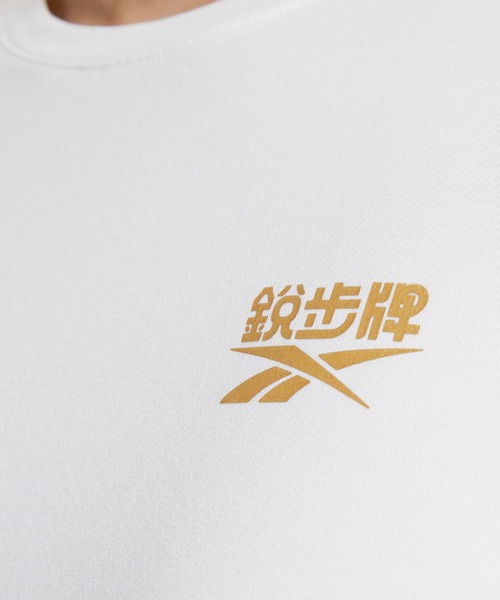 Reebok(リーボック)の「レズミルズ CNY グラフィック Tシャツ (Tシャツ/カットソー・メンズ・オフホワイト・XX-LARGE/SMALL/MEDIUM/X-LARGE/LARGE)」の4枚目の写真
